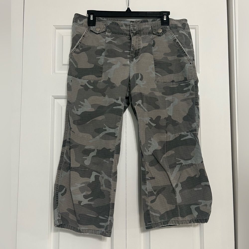 Y2K SO Cropped Camouflage Cargo Pants -Size 9